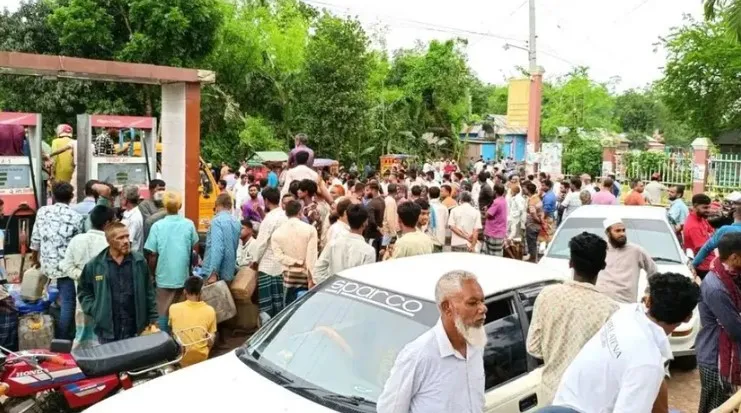 বোতলে জ্বালানি তেল নেওয়াকে কেন্দ্র করে পাম্পে ইটপাটকেল নিক্ষেপ